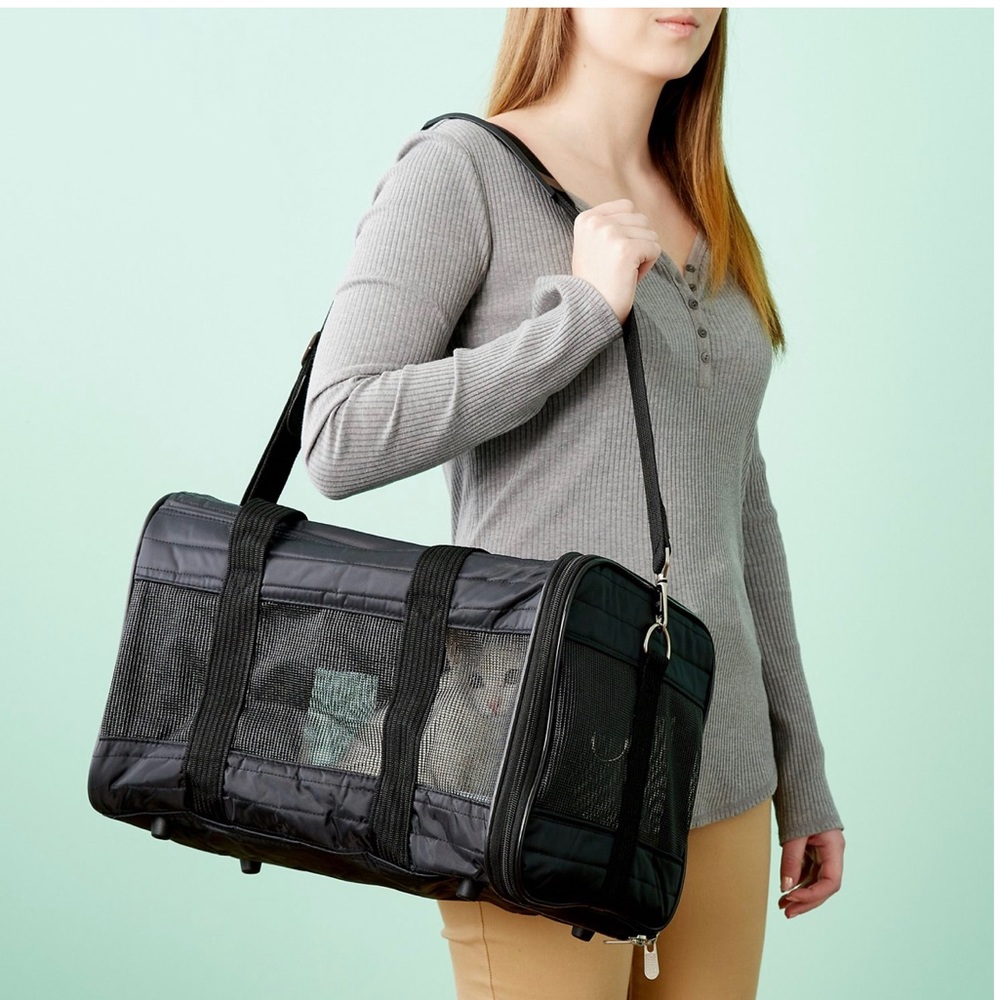 AIRLINE-APPROVED PET CARRIER: Sherpa Original Deluxe Travel Pet Carrier Size M